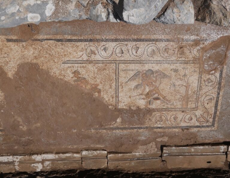 Posezení na dávných veřejných toaletách si kreativci krátili rytím vtipných nápisů.