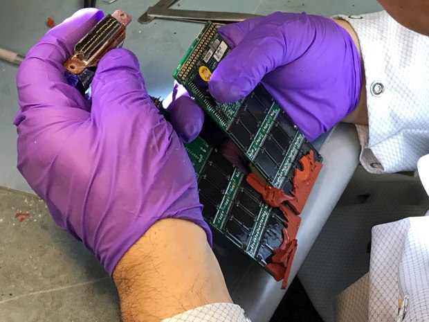 Na tomto zařízení přímo z pilotní kabiny mohou být zachyceny důležité informace.