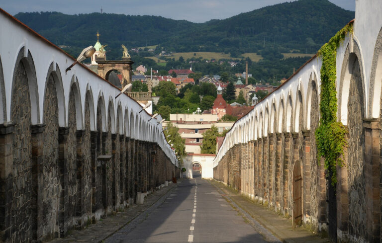 Na stavbě barokního unikátu se podíleli horníci z Krupky.
