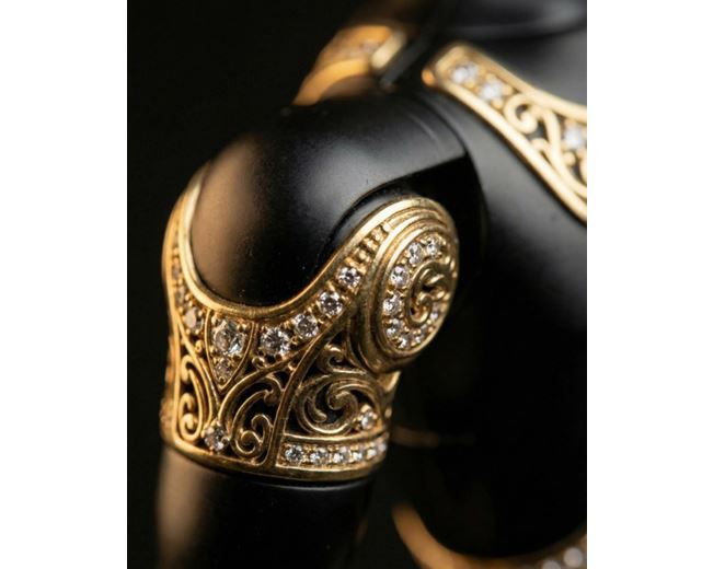 Decentní zlaté motivy se objevují na krycích panelech, spojích i strukturálních liniích.