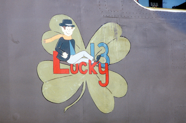 Symboly štěstí si na svůj bombardér namalovali i američtí letci během války.