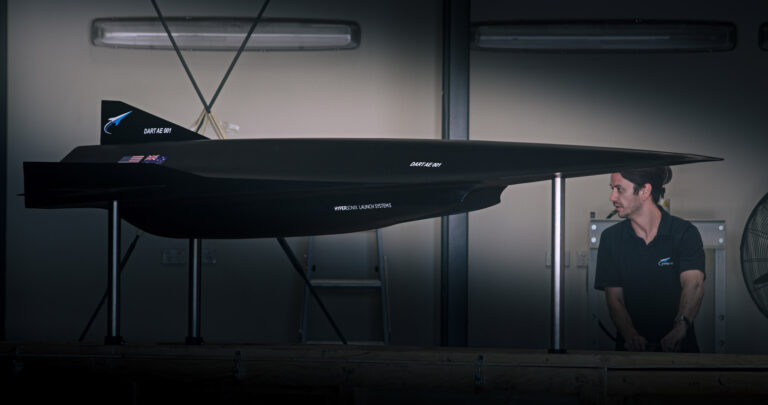 Pozemní zkoušky ověřují strukturální pevnost, tepelnou odolnost i funkčnost palubních systémů. V hypersonickém režimu rozhodují milisekundy – a prostor pro chybu je prakticky nulový.Srdcem platformy je scramjet – náporový motor, který pracuje až při extrémních rychlostech. Palivo se vstřikuje do nadzvukového proudu vzduchu a spalování probíhá během zlomku sekundy.