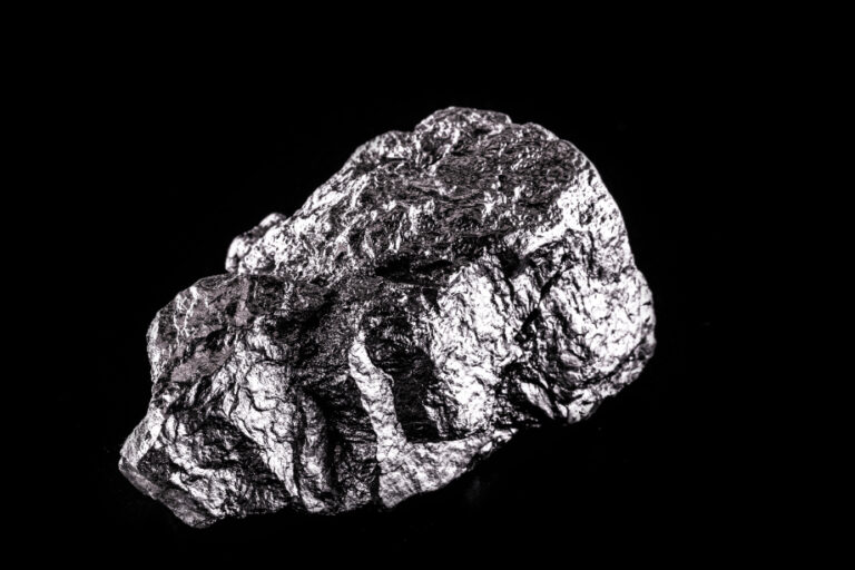 Rhodium se jmenuje podle růže. Vytváří totiž sloučeniny růžové až červené barvy.