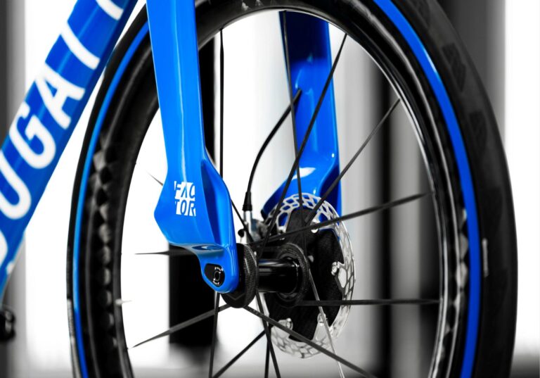 Vidlice kola je speciálně tvarovaná pro ideální aerodynamiku.