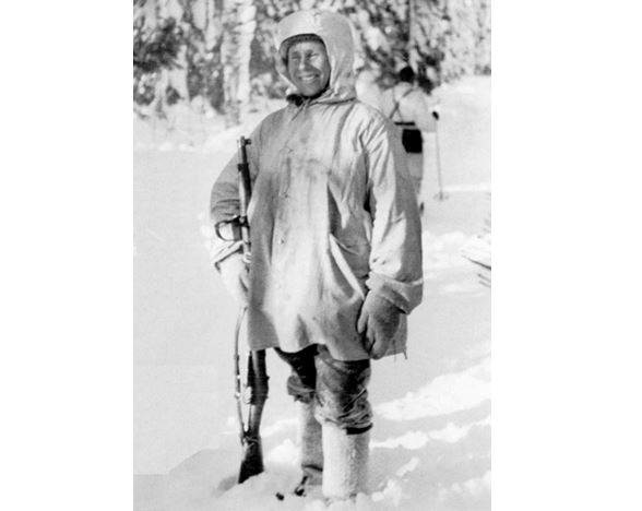 Na fotce z roku 1940 v zimním úboru, ve kterém vyráží na lov sovětských vojáků.