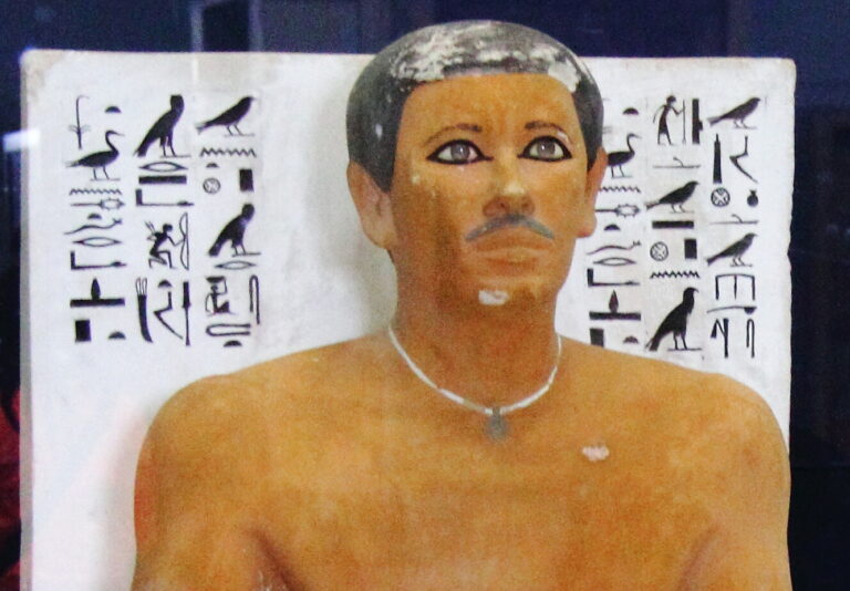 Za nejstarším zobrazeným knírkem musíme do Egypta. Najdeme ho na soše prince.