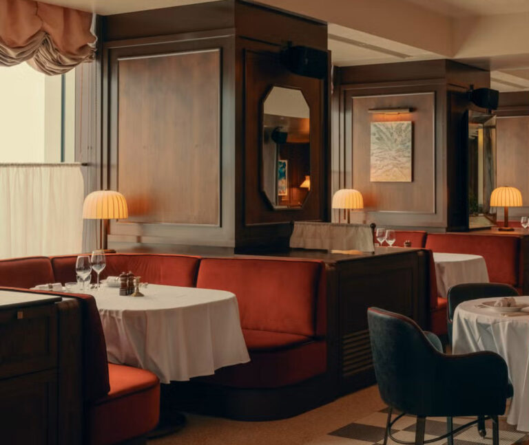 Mezi další možnosti občerstvení patří stylová House Brasserie, která nabízí britská jídla.