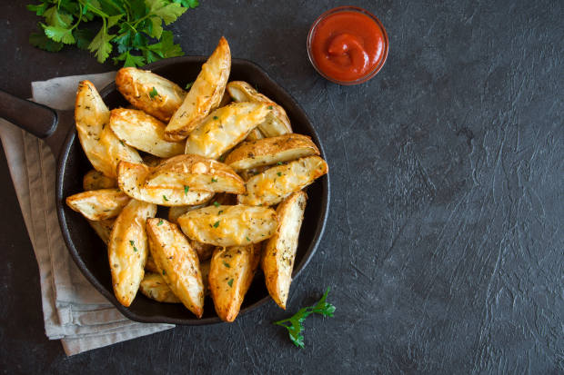 Americké brambory připravujte z čerstvých brambor. Místo fritovacího hrnce použijte troubu, remosku nebo horkovzdušné přístroje spojující pečení a fritování. Není pak třeba moc oleje.