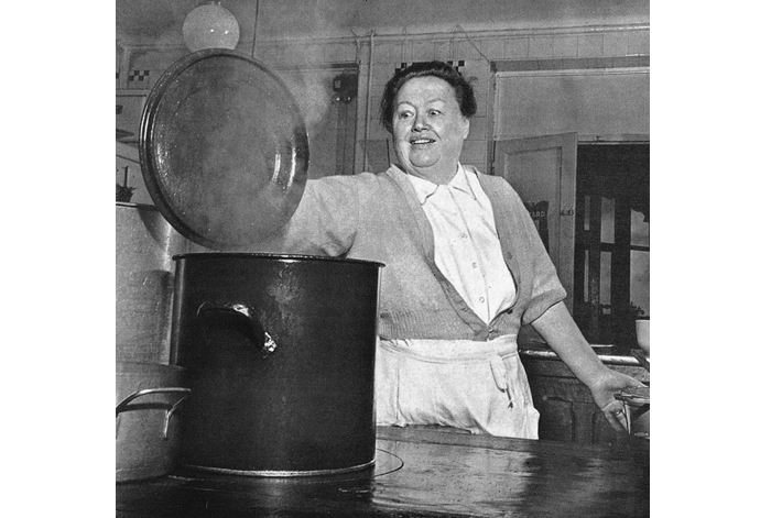 Eugénie Brazierová se stane kuchařskou legendou ověnčenou michelinskými hvězdami.