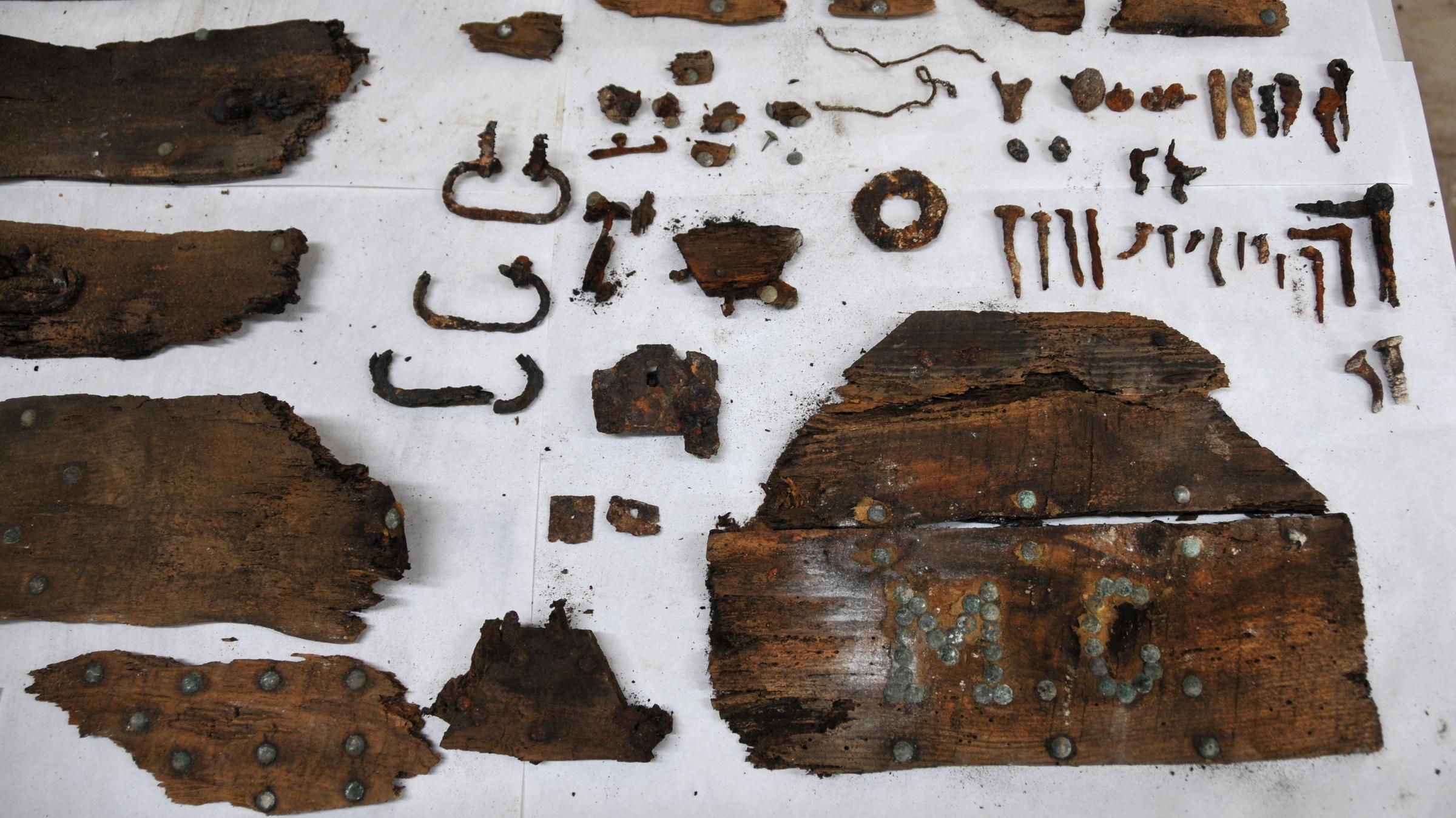 Ostatky byly nalezeny ve ztrouchnivělé dřevěné rakvi, jež na sobě nesla iniciály „M. C.“