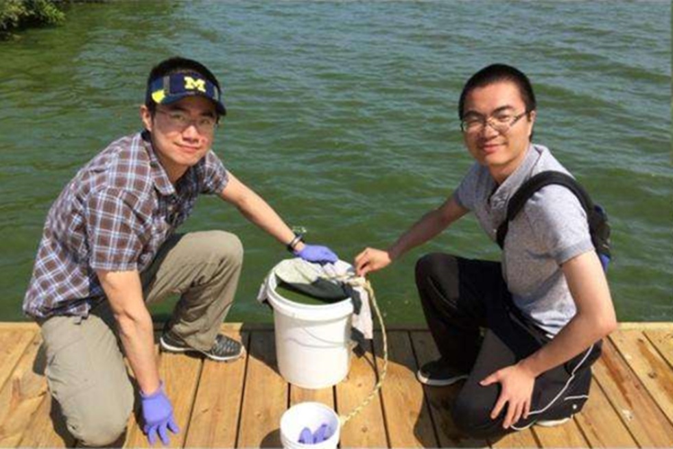 Vědci z Wayne State University při odběru vzorku sinic z Erijského jezera