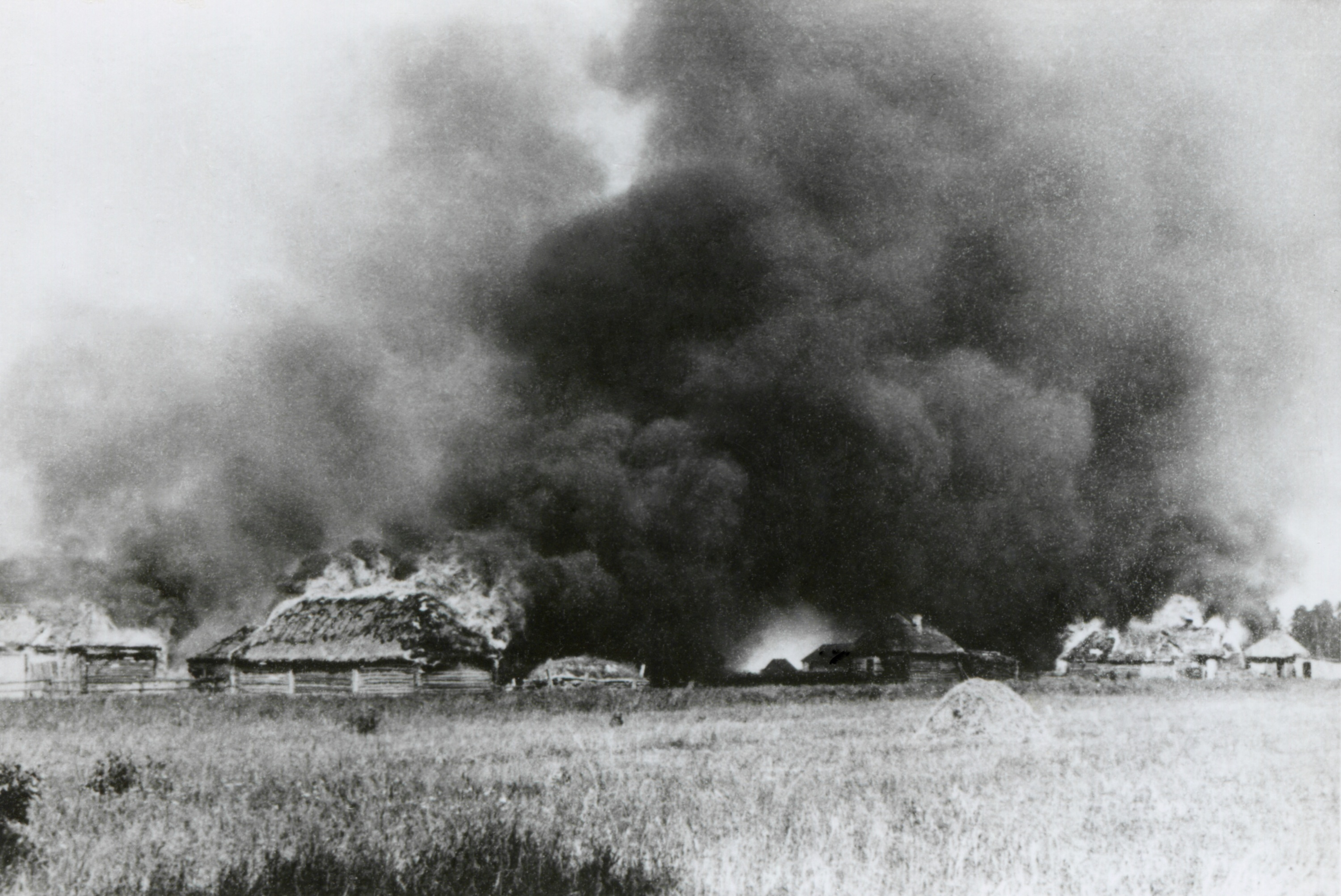 Vesnice na řece densa v plamenech během nacistické invaze Sovětského svazu. 08. 1941 , 2. světové války .