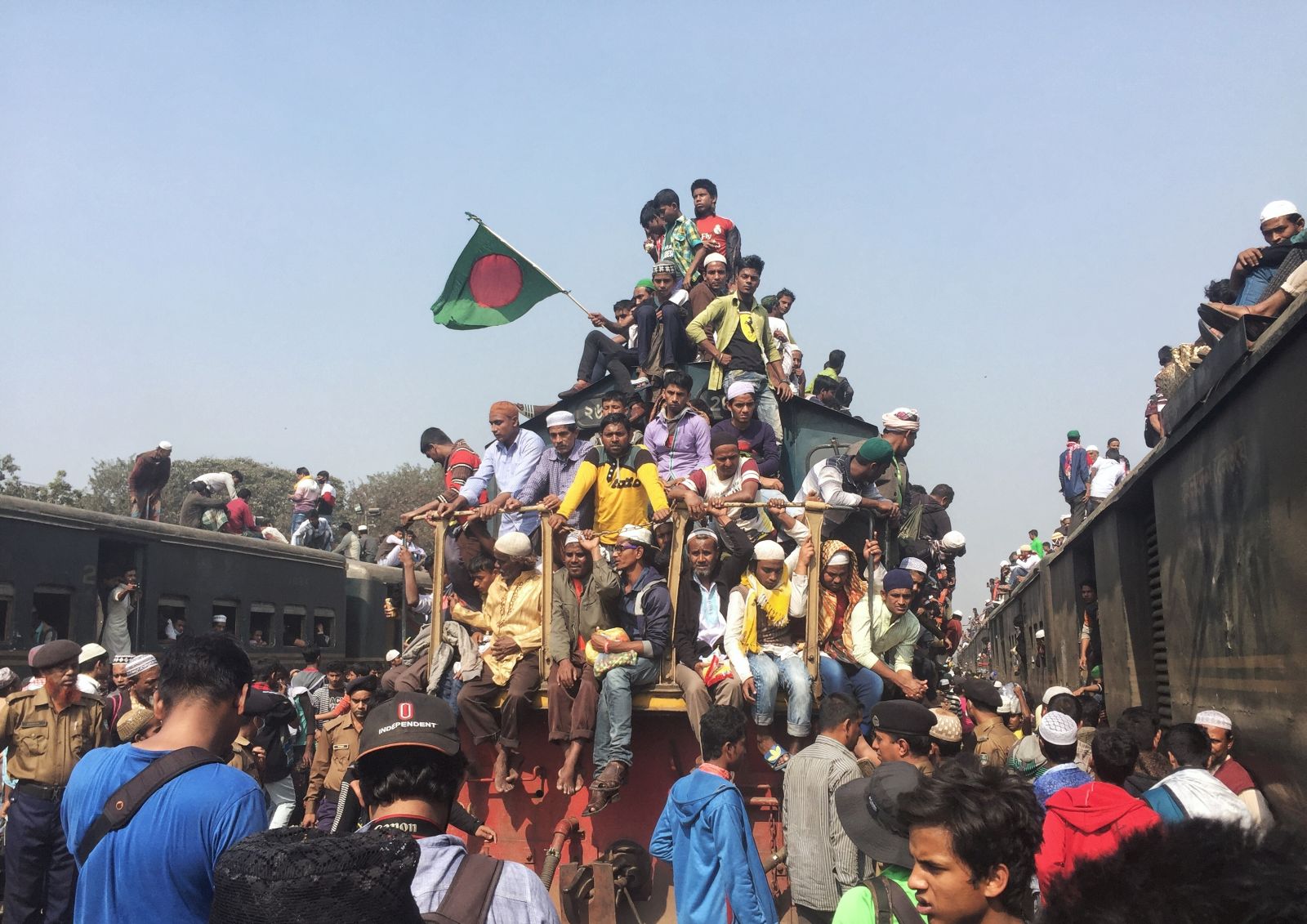 Mnoho lidí cestuje v Bangladéši i na střechách vagónů.