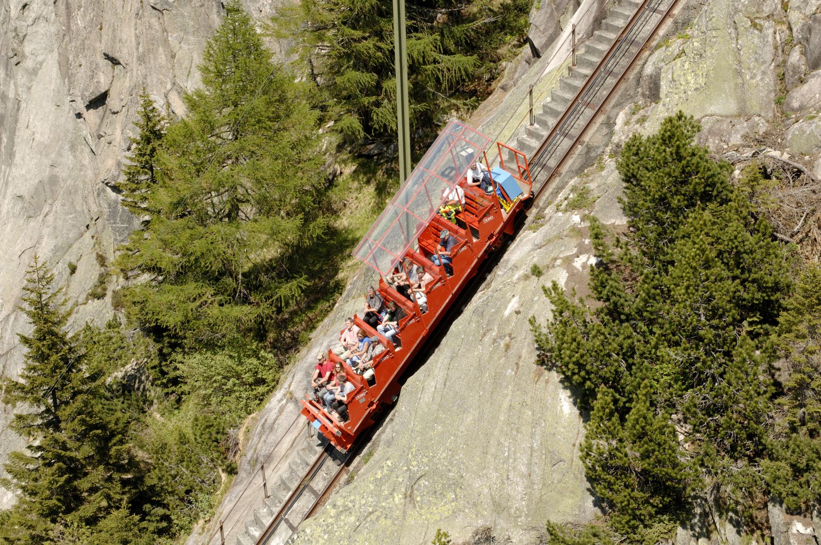 Lanovka Gelmerbahn je se svými 106 procenty maximálního stoupání nejprudší kolejovou lanovkou Evropy.