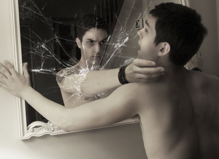 Stává se vám často, že se před zrcadlem mračíte? Podle esoteriků si tím můžete uškodit.