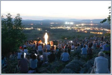 Navzdory oficiálnímu stanovisku církve každý rok do Medžjugorje zamíří davy věřících.