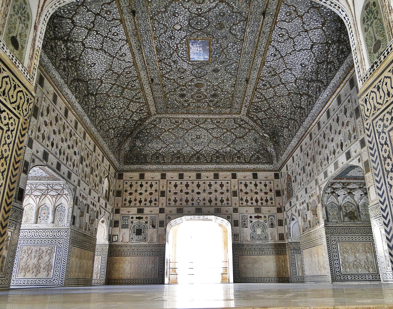 K turisticky nejoblíbenějším atrakcím Ambéru patří Zrcadlový palác.