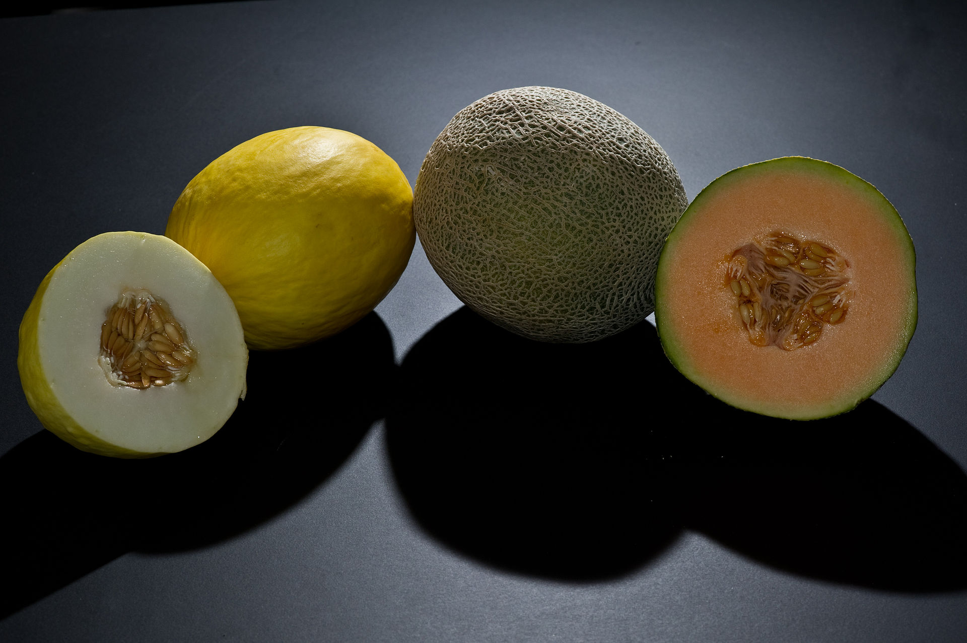 Dva kultivary melounu cukrového – kantalup a kanárský meloun