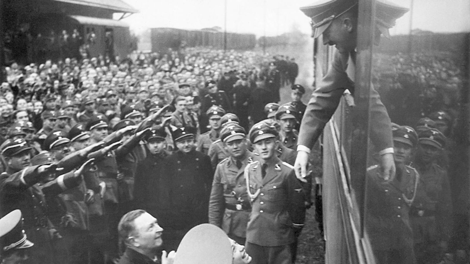 Na začátku války se Hitler nechával v oknech často vidět a zdravil se s lidem.