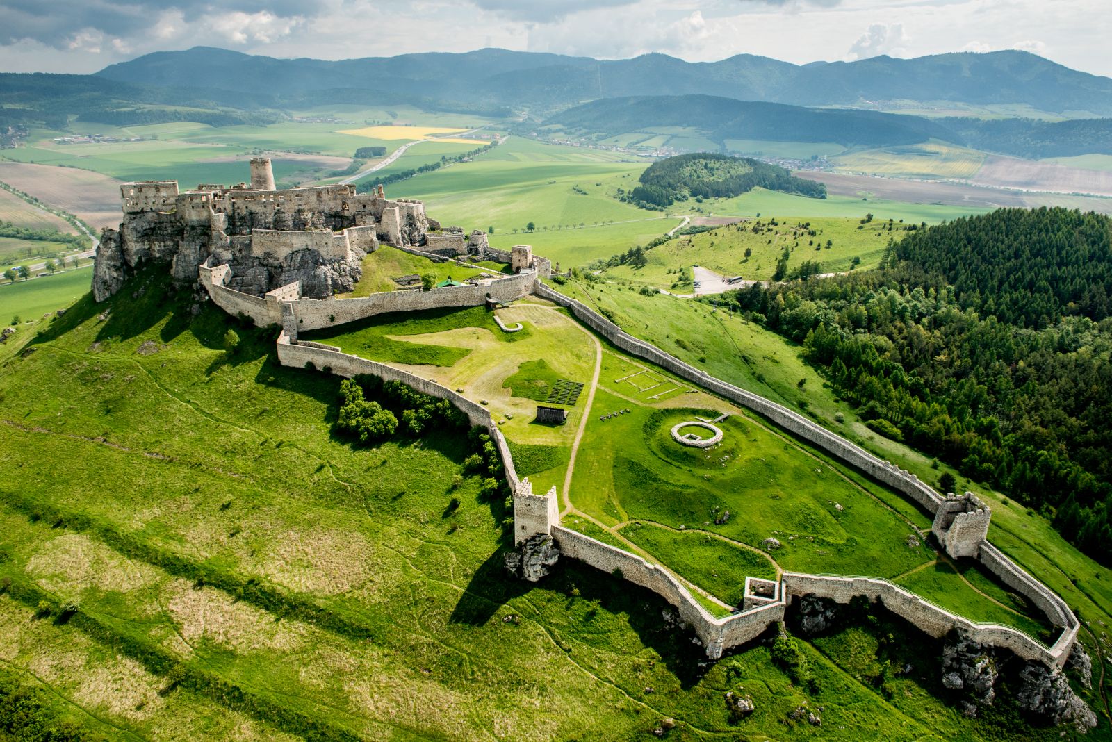 Spišský hrad jako jeden z mála odolal hrad v roce 1241 tatarskému vpádu. Jeho opevnění pak bylo ještě více zesíleno.