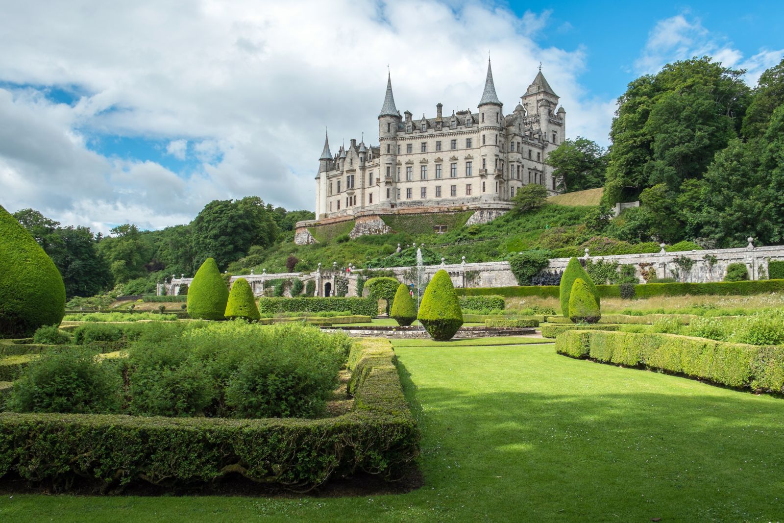 Zahradu u hradu Dunrobin navrhl v roce 1850 Charles Barry, nechal se přitom inspirovat zámkem ve Versailles.