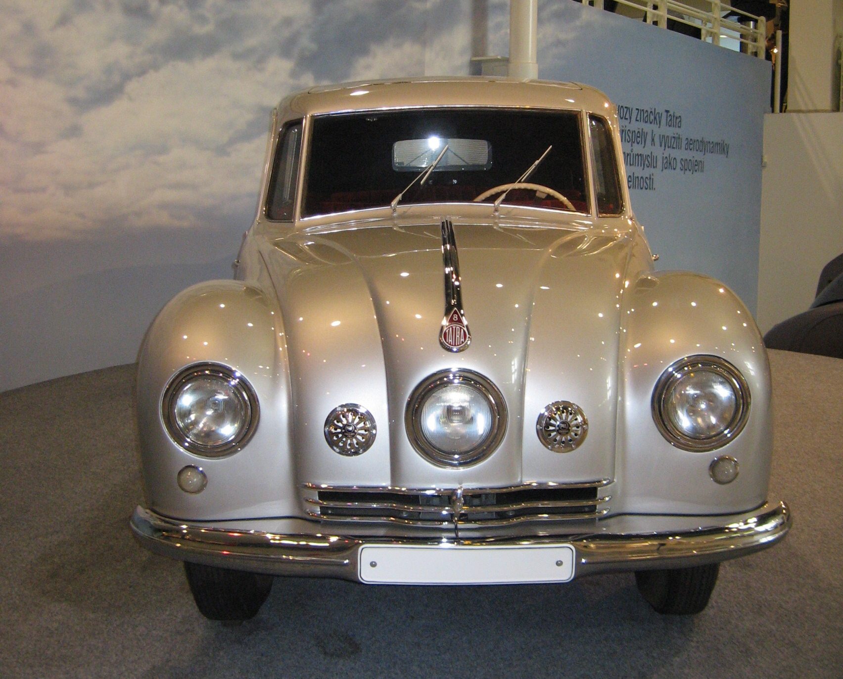Patrně nejslavnějším se díky cestovatelskému duu Hanzelka-Zikmund stala Tatra 87. Od roku 1936 do roku 1950 bylo vyrobeno přes 3000 těchto nádherných automobilů. Dodnes jezdí ve všech světadílech.