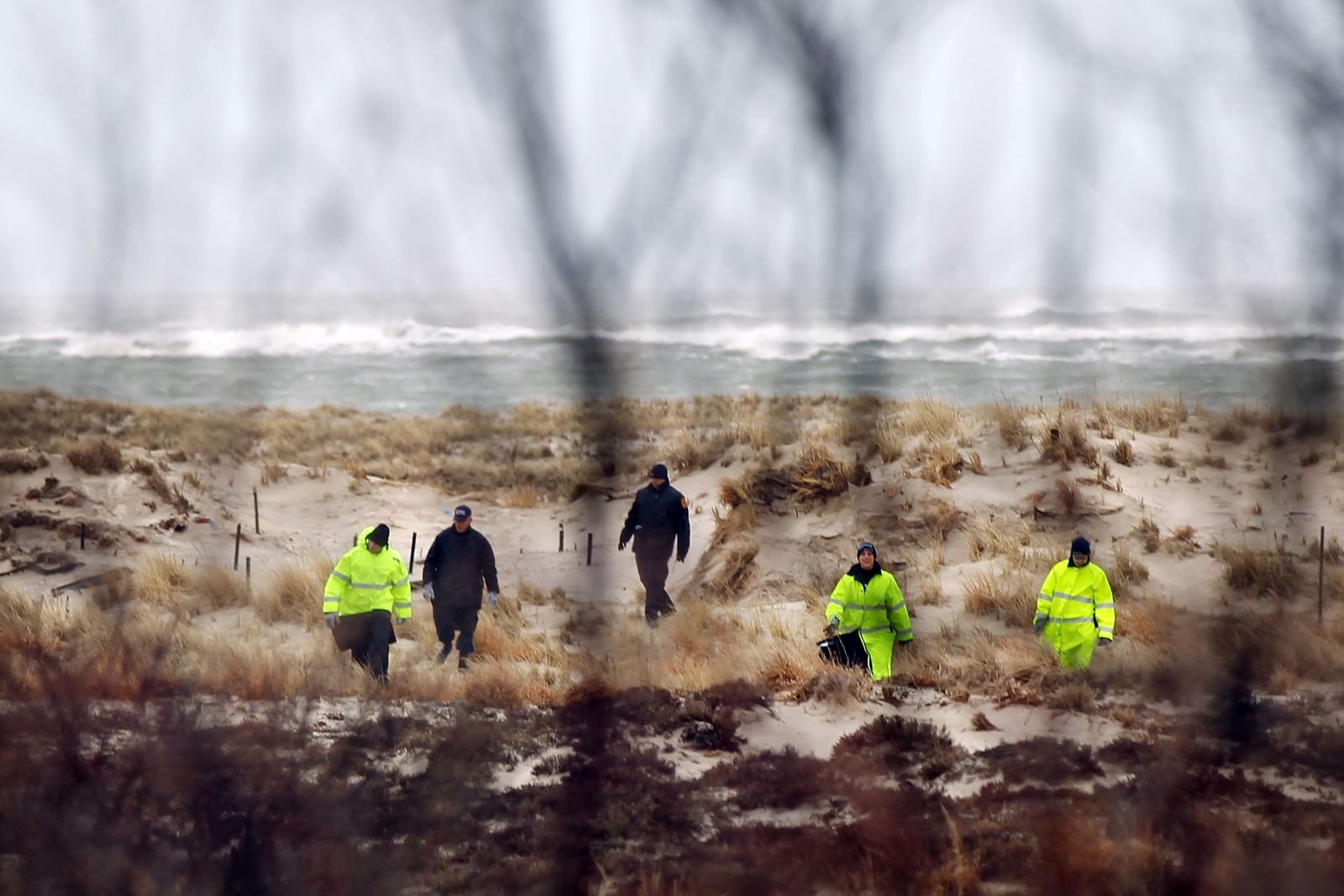 Podél pobřeží se našlo několik těl. S pravděpodobností ale nebyla všechna těla nalezena.