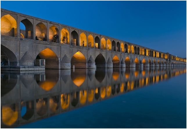 Každý rok je během tradičního íránského svátku Norouz most zdoben světly a květinami, přičemž každý oblouk má svou vlastní barvu.