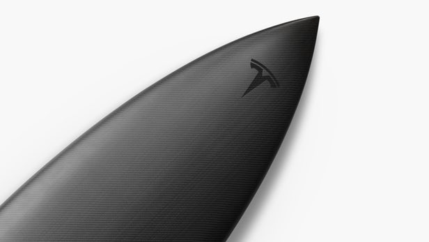 Surf má na sobě také logo Tesla