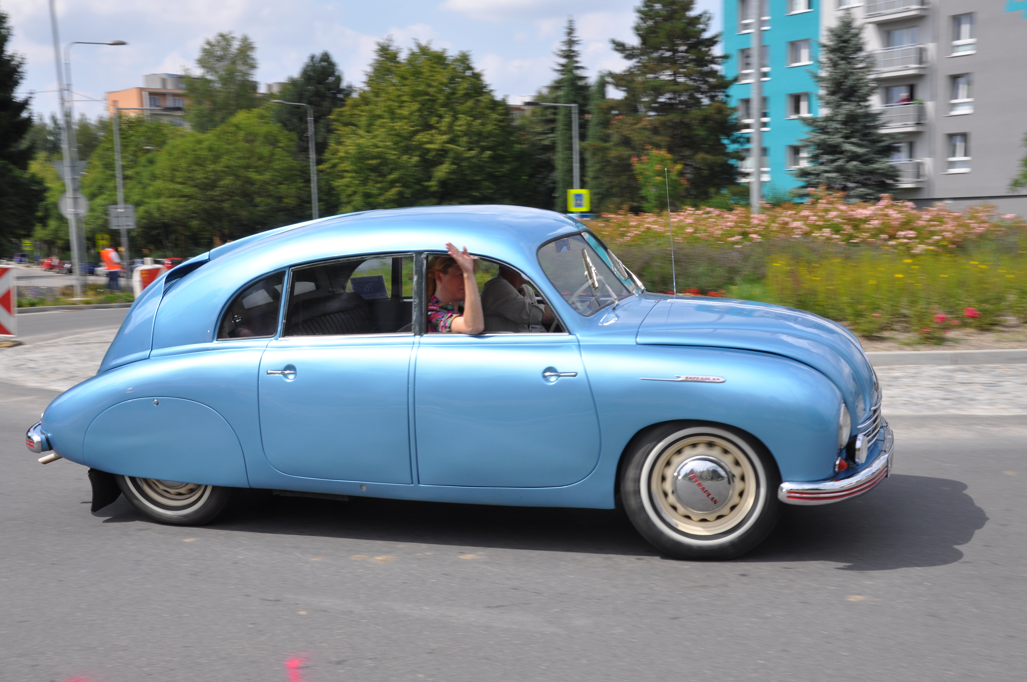 Typický proudnicový tvar měla Tatra 600 neboli Tatraplan. Vyráběla se od roku 1948 v Kopřivnici. V roce 1951 byla výroba převedena do Mladé Boleslavi.