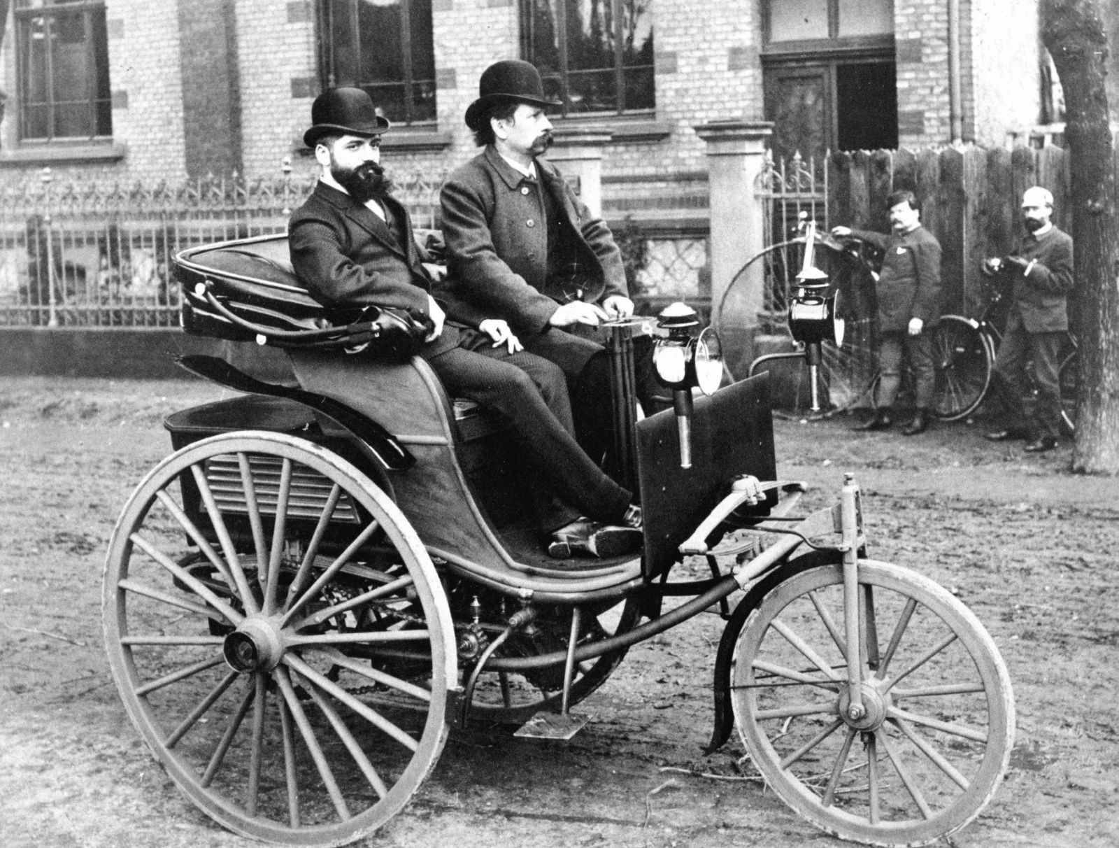 O první automobil se zasloužili Karl Benz a Gottlieb Daimler.