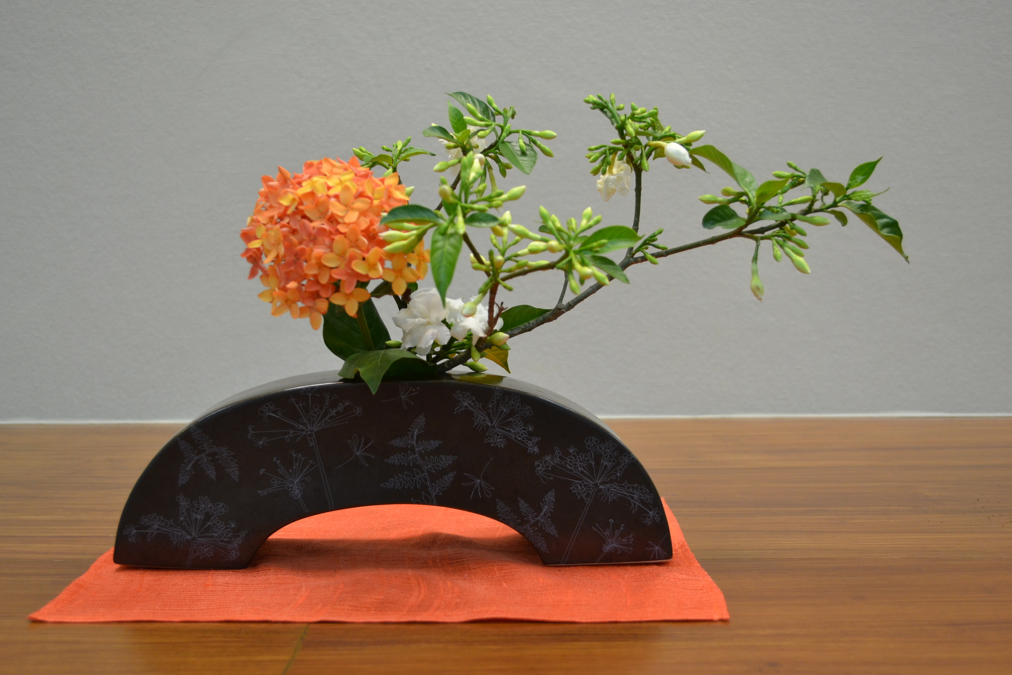 Japonsko dá květinářskému světu unikátní techniku zvanou ikebana, která vychází z buddhismu.