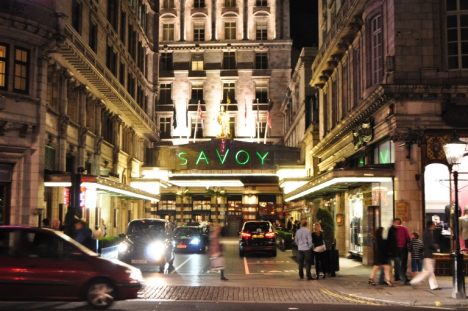 V londýnském hotelu Savoy se údajně v pátek třináctého uskutečnila večeře, jíž se účastnil diamantový magnát Joel Woolf se svými dvanácti společníky. Přineslo mu toto stolování smůlu?