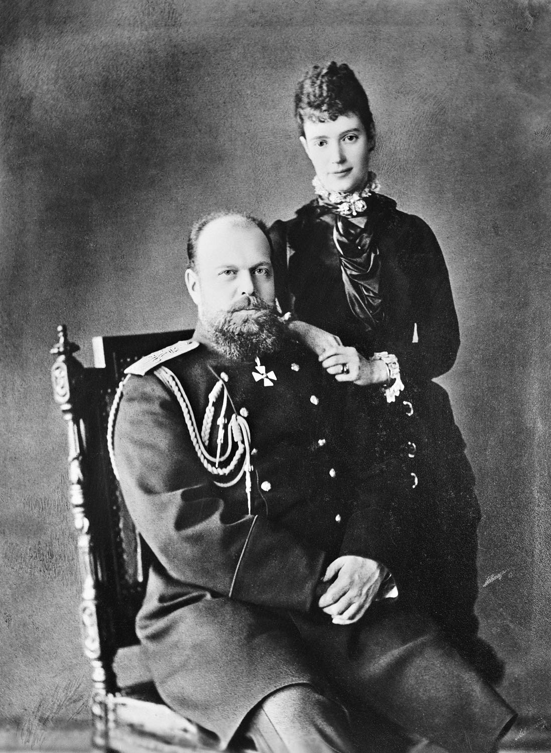 Zcela první „velikonoční“ vejce objednal roku 1885 car Alexandr III. jako dar pro svou ženu carevnu Marii Fjodorovnu ke 20. výročí jejich zasnoubení.