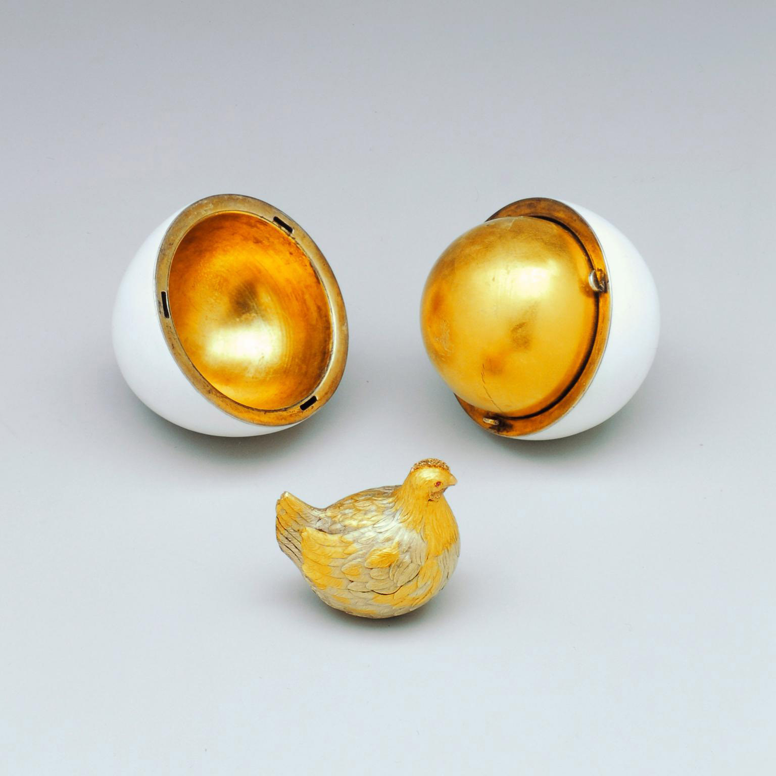 Fabergého vejce jsou zhotovena zásadně ze zlata, drahých kamenů a jiných drahocenných materiálů.