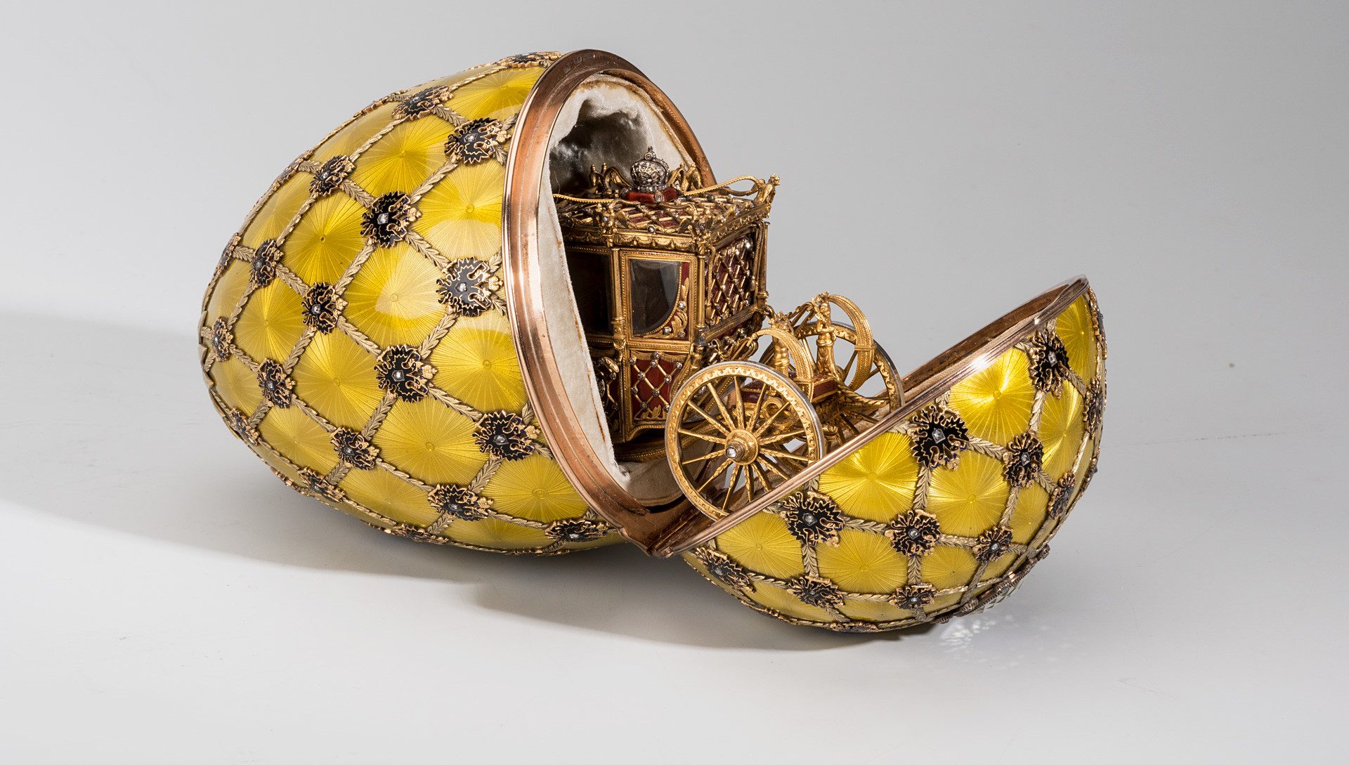 Jedním z nejkrásnějších a nejcennějších exemplářů bylo Císařské korunovační vejce, jehož cena byla vyhodnocena na 20 milionů amerických dolarů.