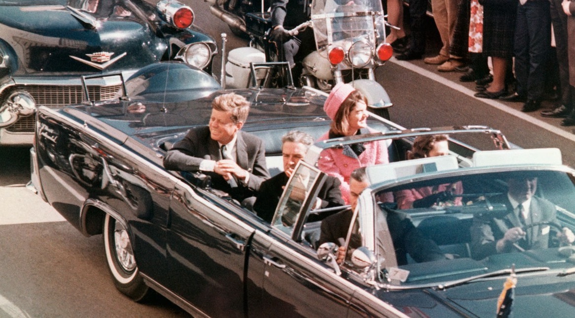 Kennedy přijel do Dallasu lovit hlasy voličů, místo toho zde nalezl smrt.