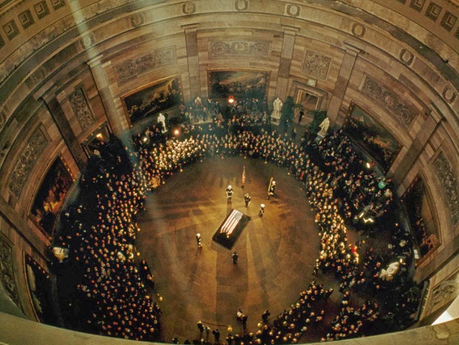 Rakev s tělem prezidenta byla pro veřejnost vystavena v Kapitolu.