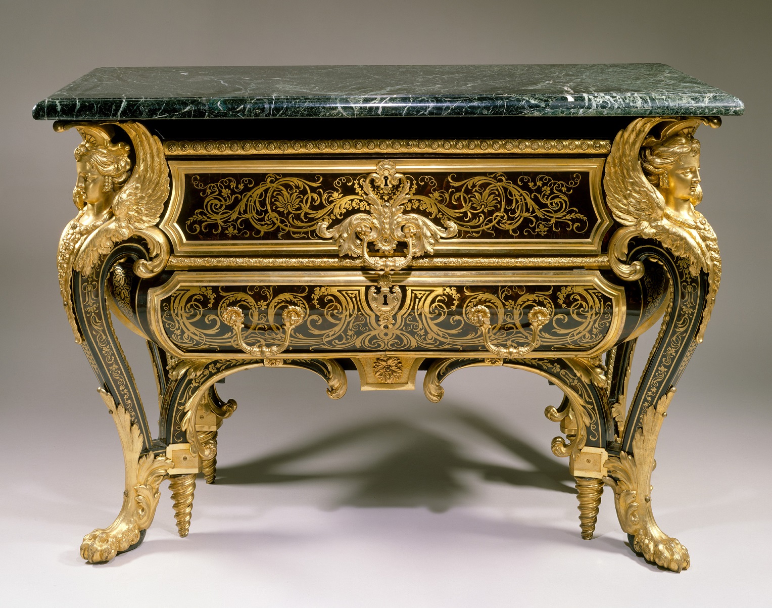 K nejobdivovanějším kusům nábytku od slavného řezbáře patří Mazarinova komoda.