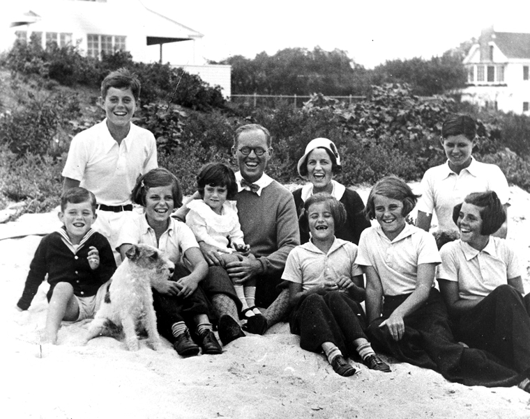 Asi nejznámější pacientkou podstoupivší lobotomii byla Rosemary Kennedyová (nar. 1918–2005), sestra amerického prezidenta Johna Fitzgeralda Kennedyho. Na rodinném snímku sedí Rosemary zcela vpravo.