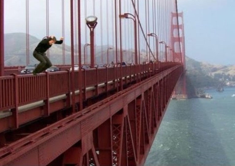 Proč slavný most láká tolik sebevrahů?