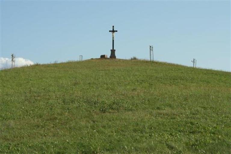 Krvavou historii Krkavčího vrchu připomíná kříž na jeho vrcholku.
