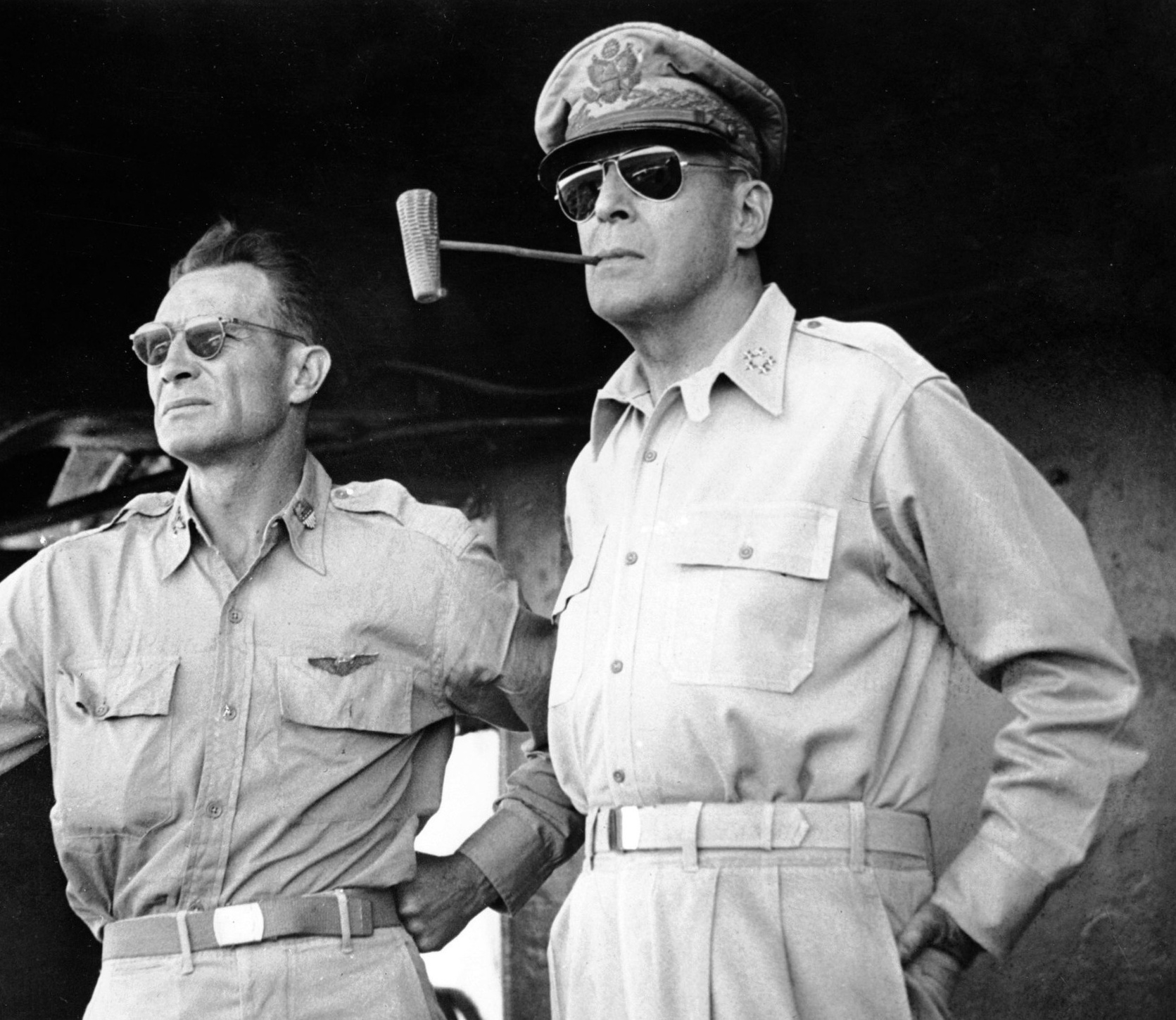 Obrovskou popularitu přinese „raybankám“ generál MacArthur v roce 1944.