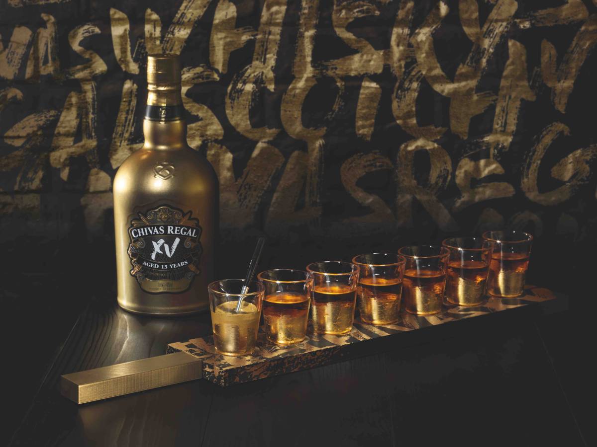 Míchání whisky je typickým prvkem Chivas