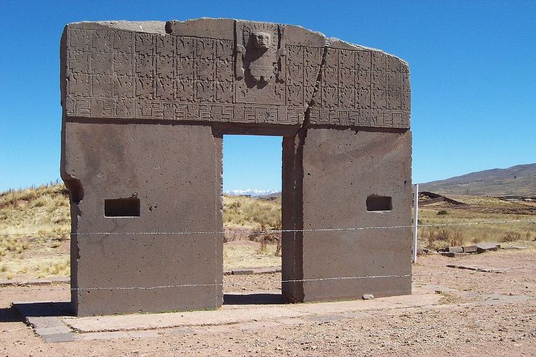 Vstup do jiného světa se podle legend údajně nachází například ve Sluneční bráně v archeologické lokalitě Tiwanaku v Bolívii.