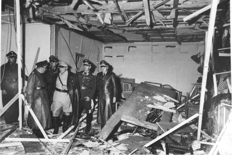 Takto vypadala konferenční místnost ve Vlčím doupěti krátce po výbuchu. Hitler však opět přežil.