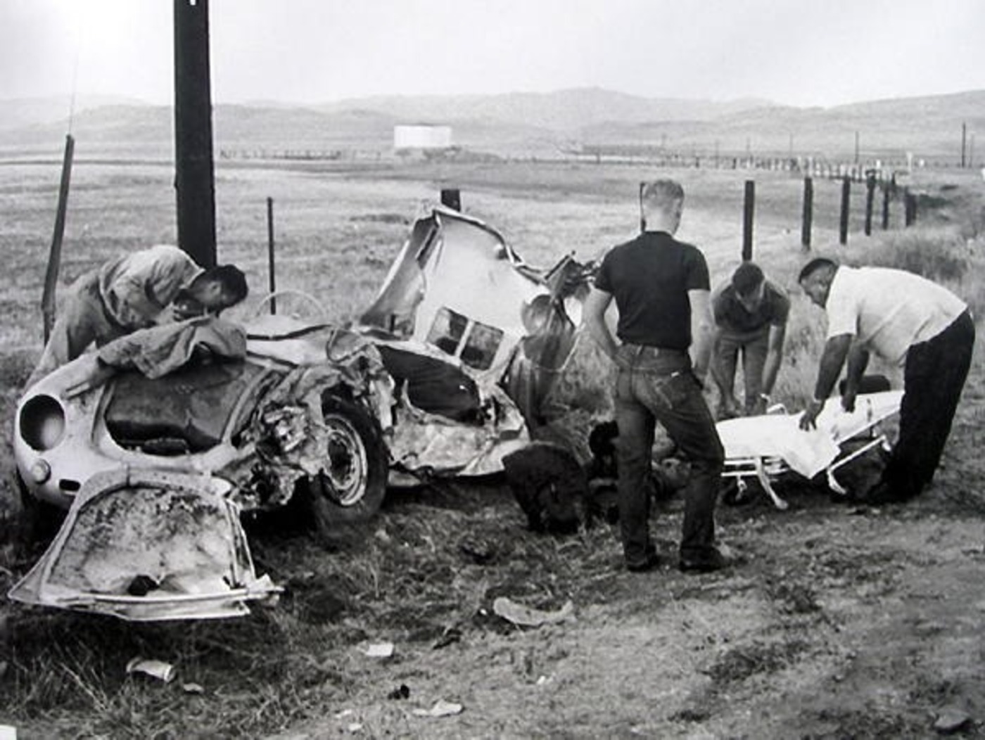 Z pohledu na zdemolovaný vůz je jasné, že herec neměl šanci přežít.