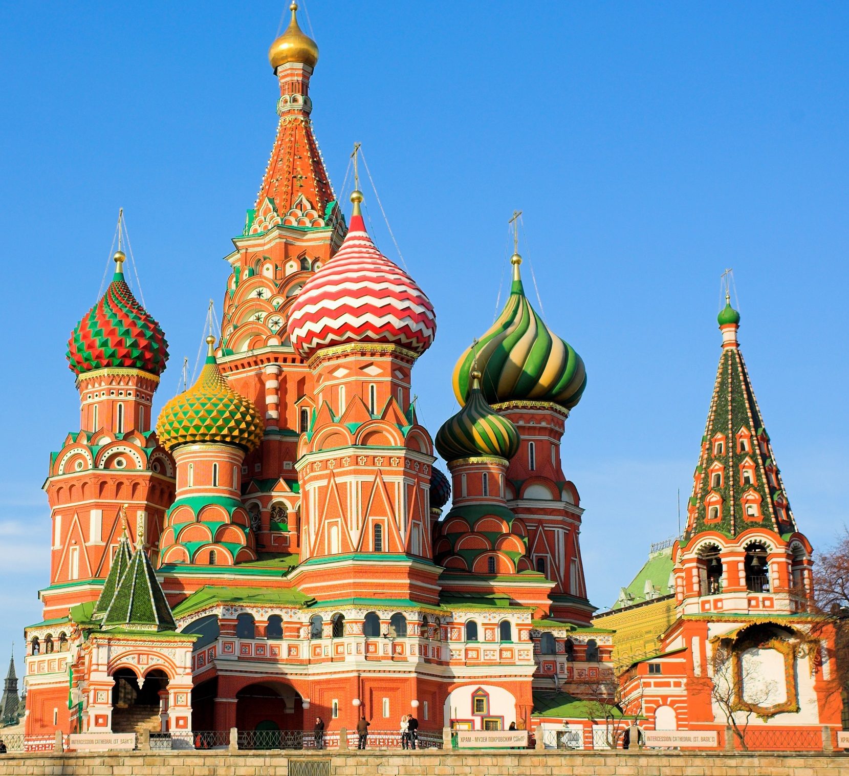 Architektura chrámu symbolizuje spojení Ruska s Evropou i Asií.