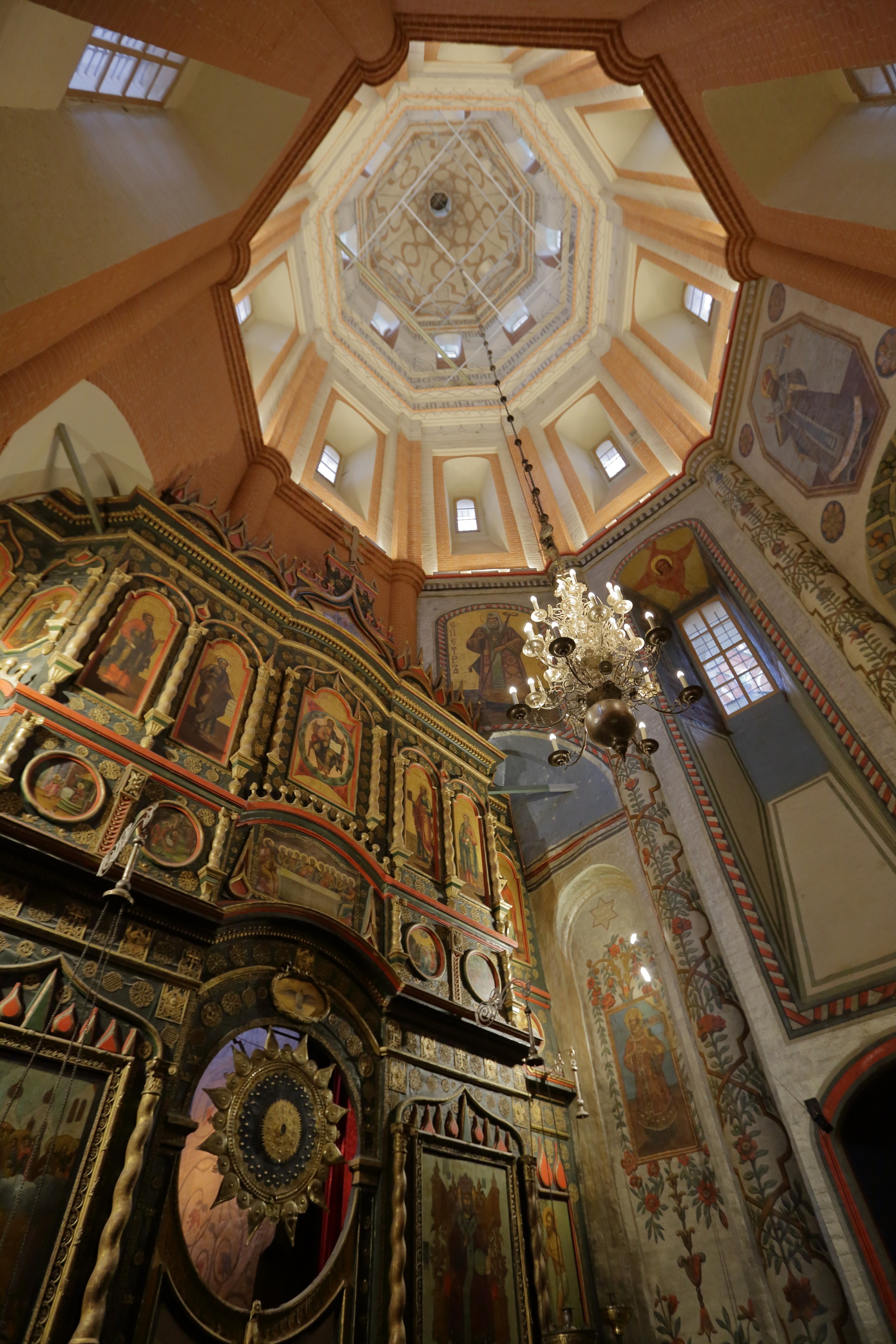 Temný interiér s úzkými průzory je spíše skromný a jiné moskevské chrámy ho se svými zbarvenými ikonami hravě předčí.