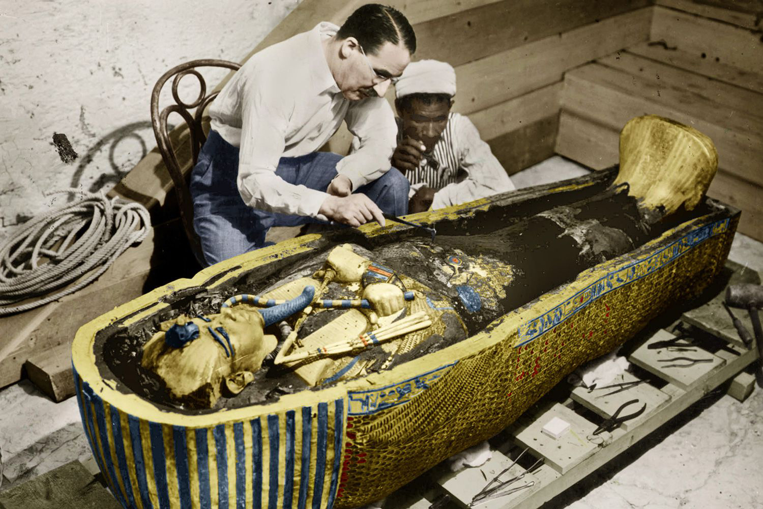 Mumifikované tělo Tutanchamona leželo ve třech rakvích, z nichž jedna byla zhotovena z 1140 kilogramů zlata, a další dvě ze dřeva, potažené zlatou fólií.